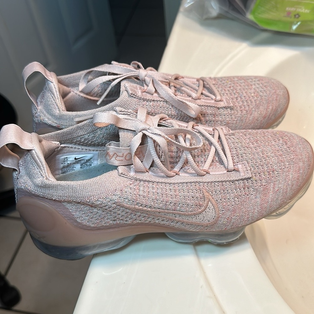 Pink Nike women’s air vapor max flyknit 2 size 7.5 womens sneaker